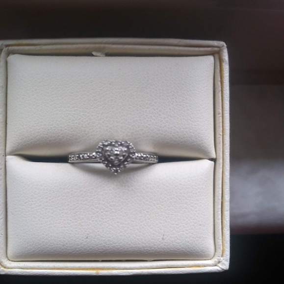 1/10 karat diamond white gold ring size 7 - Picture 2 of 4